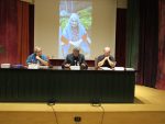 Imatge de la mesa de la sala d'actes amb Pepe Beunza, Xavier Filella i Martí Olivella
